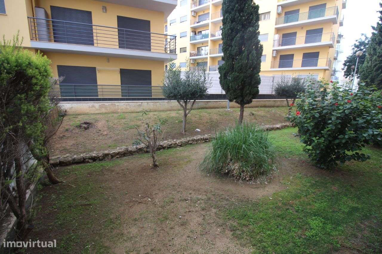Armação de Pêra, T2 Semi-Novo com Piscina, Garagem e 2 wc´s-19