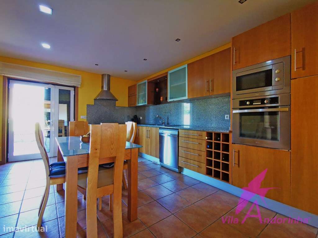 Moradia T4 Independente a 5 minutos da praia e do centro-9