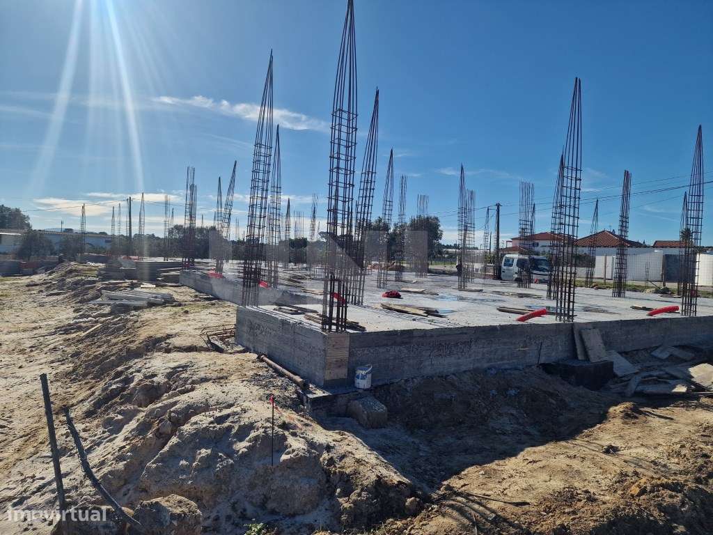 Quinta com moradia moderna térrea c/ piscina e jardim-17