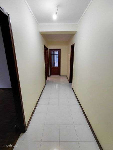 Arrenda-se Apartamento T3, Com garagem individual, 3 frentes. - Grande imagem: 4/9