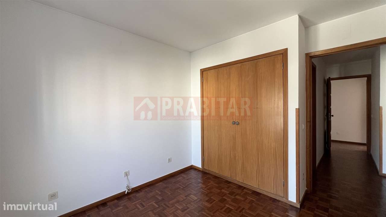 Apartamento T4 com garagem na Quinta D. João-13