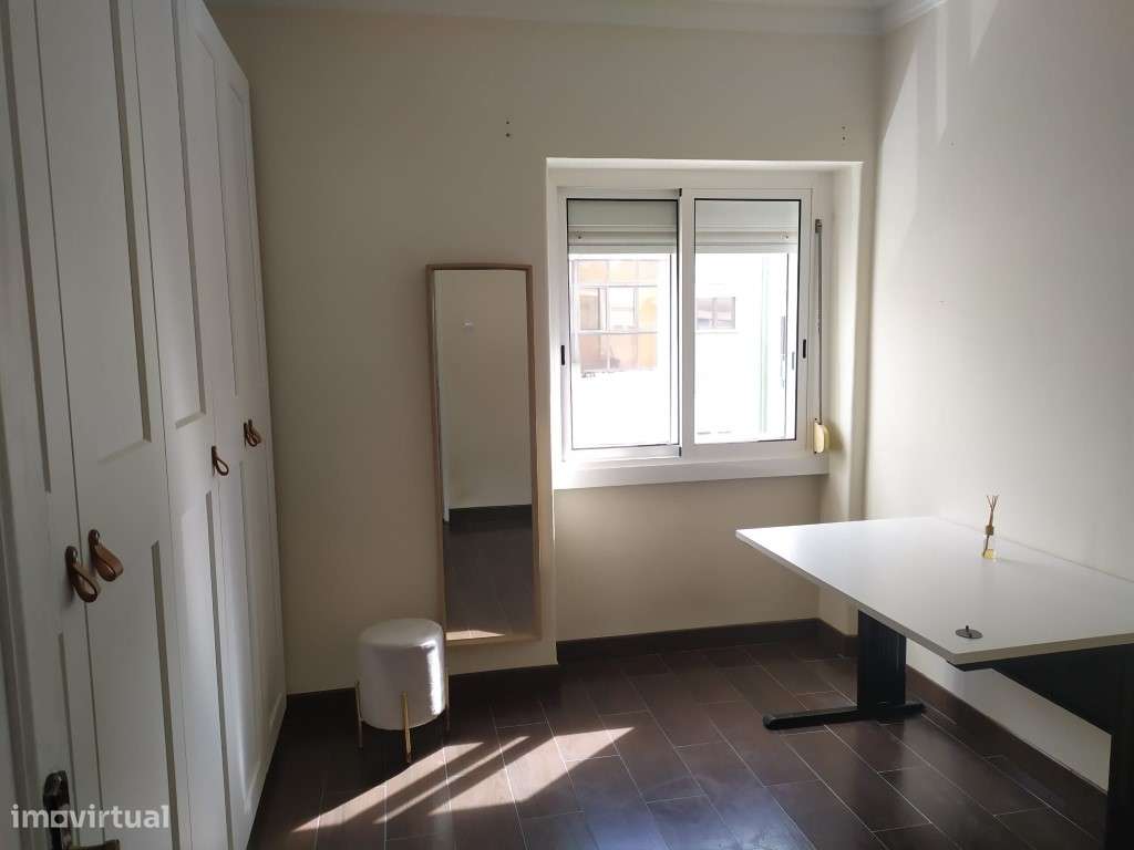 T2 remodelado e semiequipado na Amadora-9