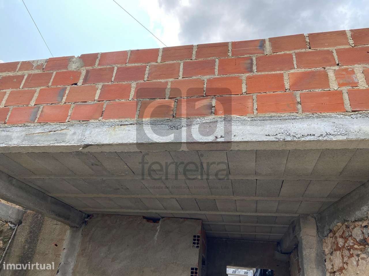 Moradia térrea no centro de Alcanhões para recuperar-2