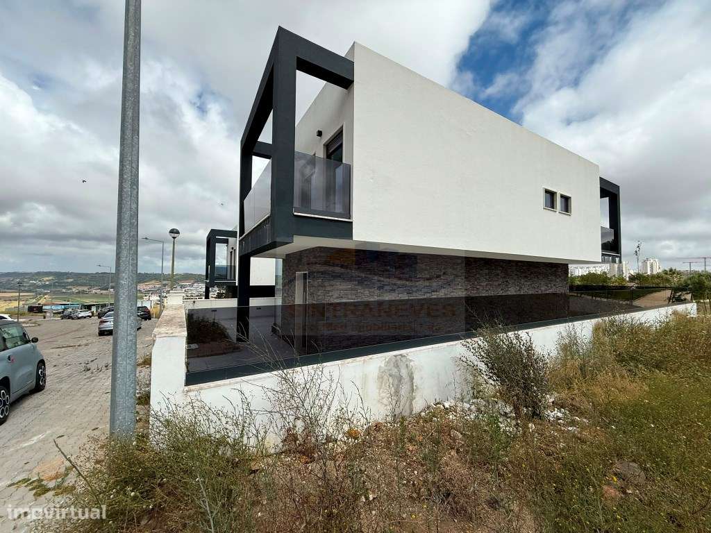 Moradia dos Sonhos 3 Suítes, Piscina, Painel Solar, 4 Vagas Garagem...-21