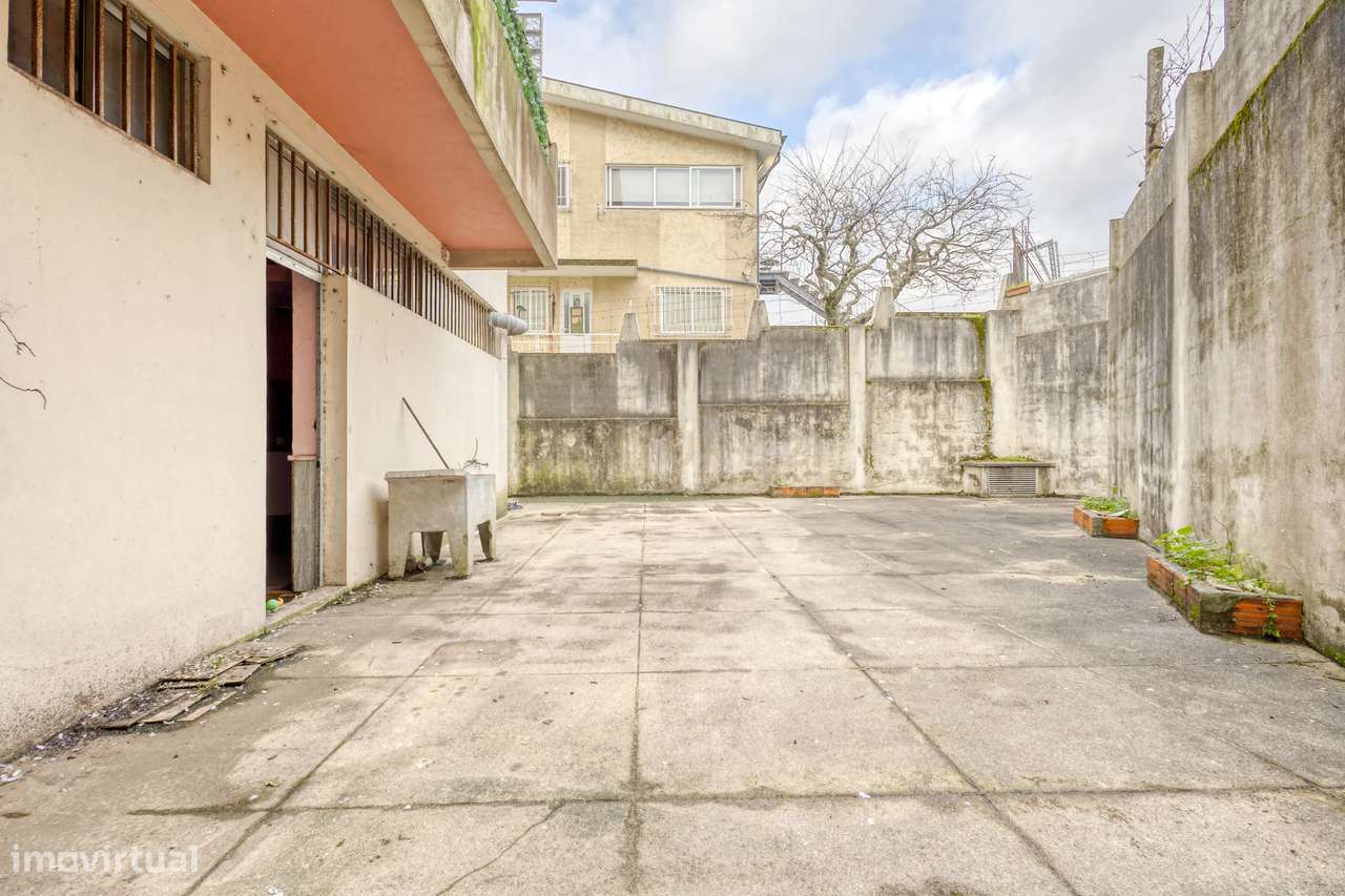 Loja com 136m2 Logradouro e Cave em Rio Tinto-13