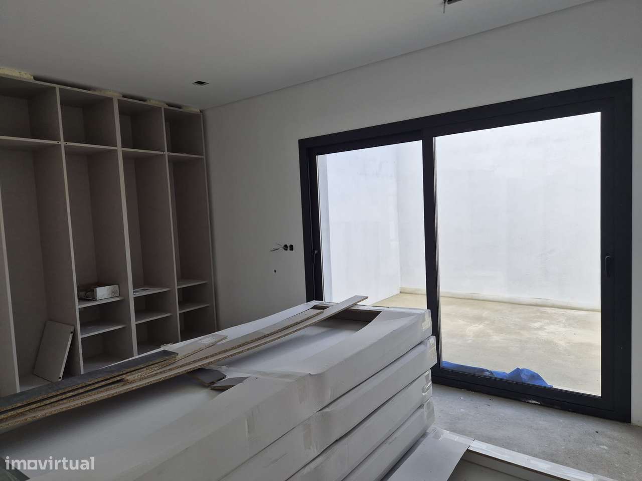 Moradia T3, térrea, geminada com garagem e jardim. Fração "B"-10