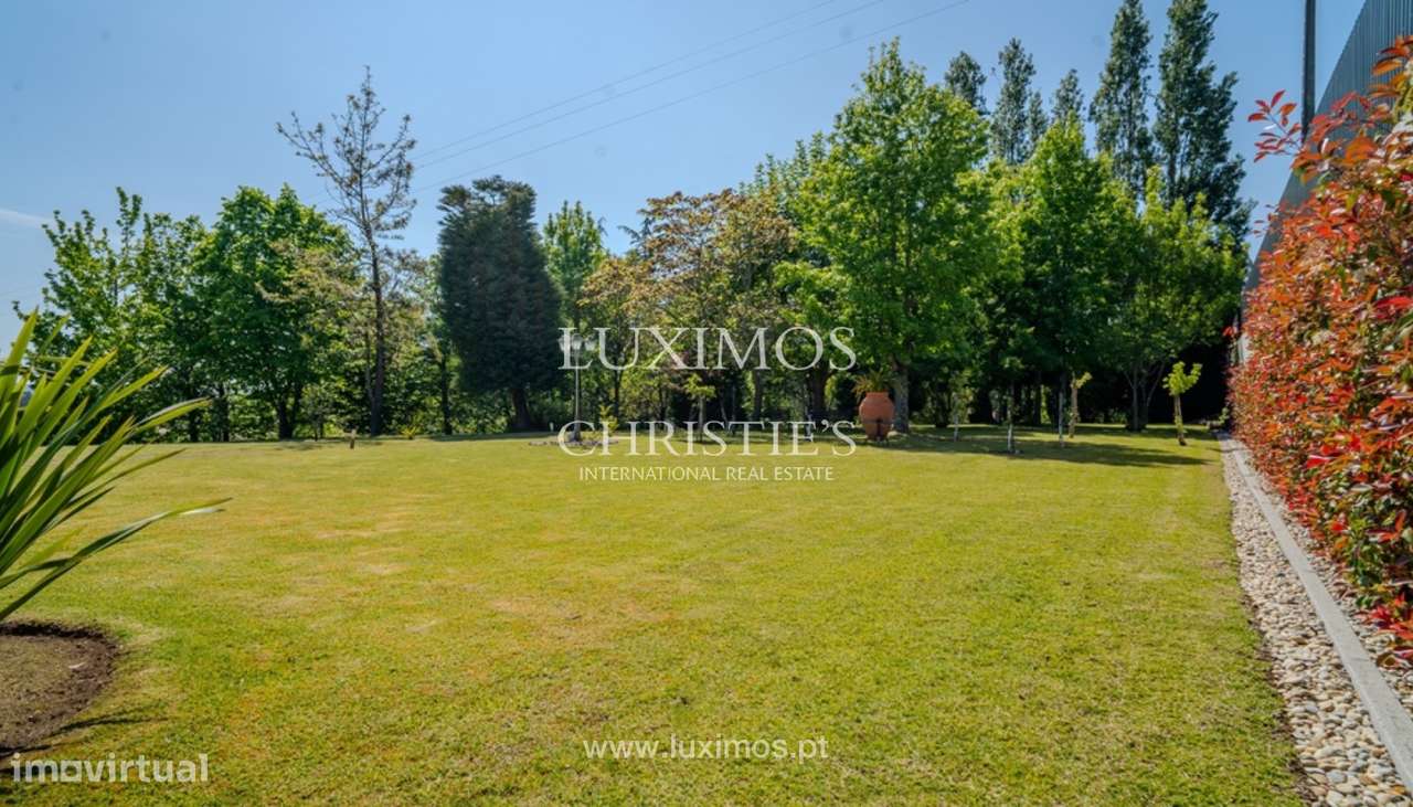 Moradia V4 com piscina e jardim à venda em Santa Maria da Feira - Grande imagem: 4/25