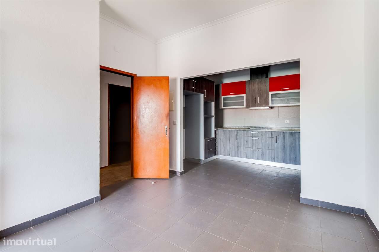 Moradia T5 em Terreno de 410 m² com logradouro e 10 boxes para cavalos - Grande imagem: 4/35