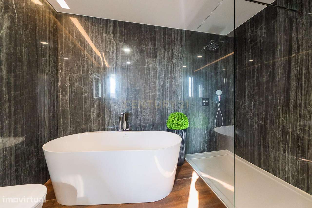 Excelente moradia geminada V4 em Urbanização nova na zona de Albarraqu-45