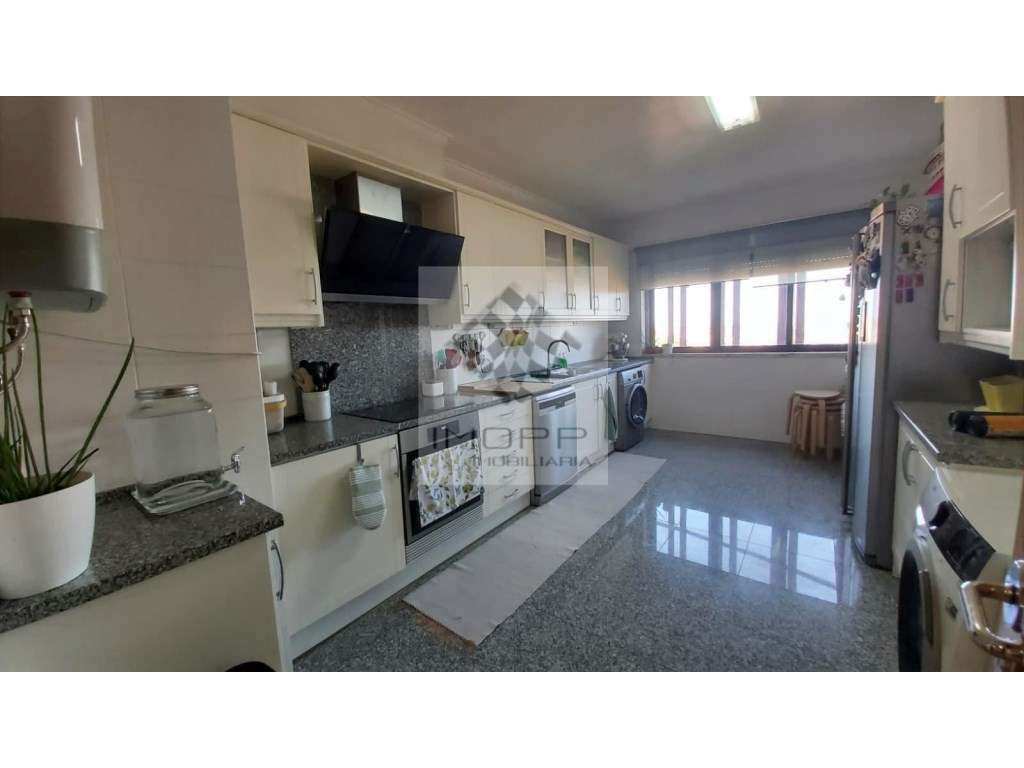 Fabuloso T4 na Radial em Odivelas com estacionamento! - Grande imagem: 5/53