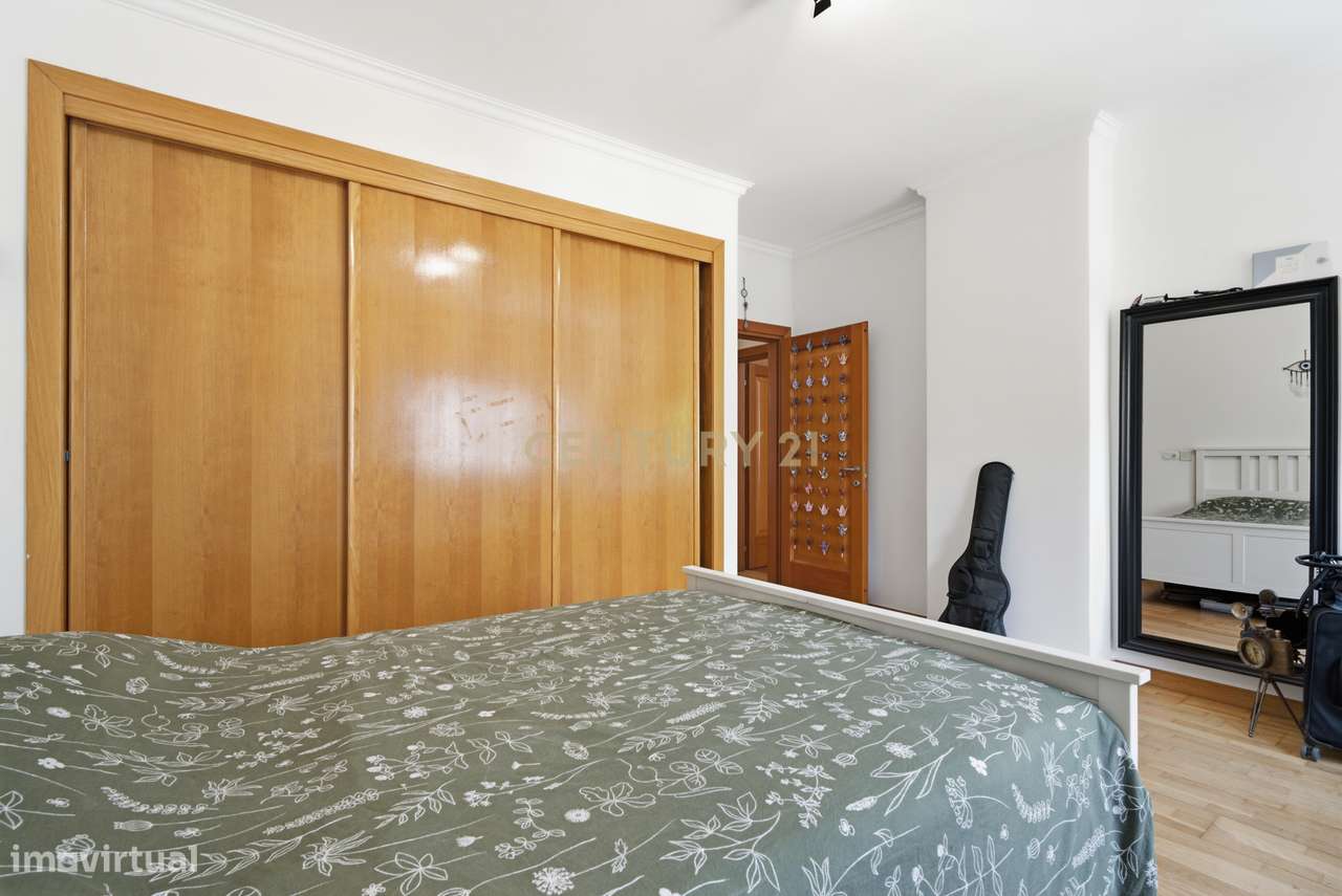 Elegante Apartamento T3 no Estoril com Box Fechada para 3 carros a pou-32