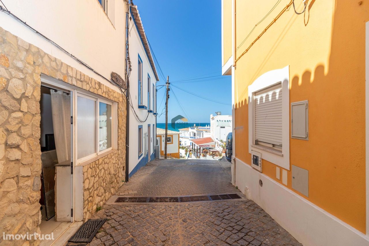 Casa  de Rés do chão e 1º andar, à venda em Burgau.