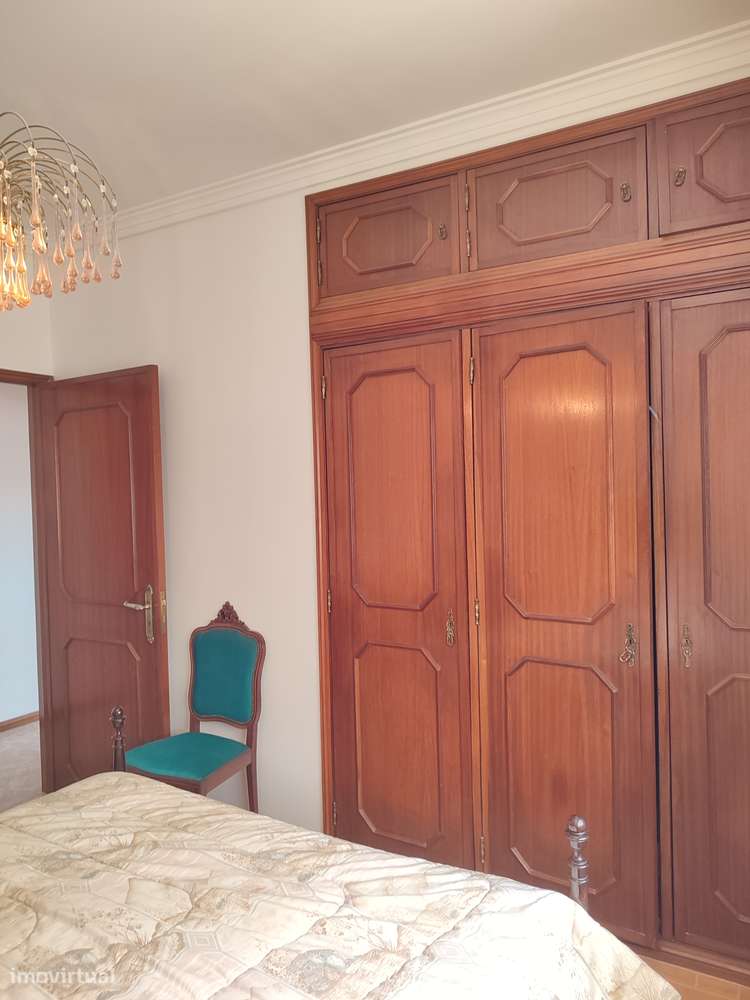 Moradia térrea com 4 frentes, garagem, anexos, jardim e bons acessos-23