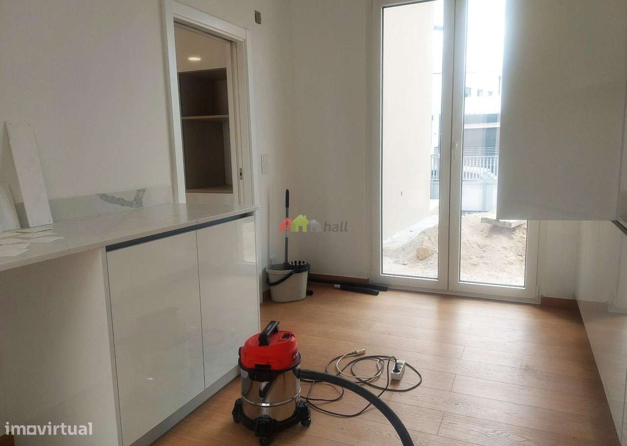 Moradia T4 Nova de arquitectura moderna em Azeitão-5