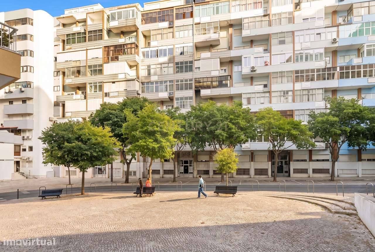 Espaçoso T3 Remodelado com Vista Rio em Cacilhas (+ Opção de Garagem B-21