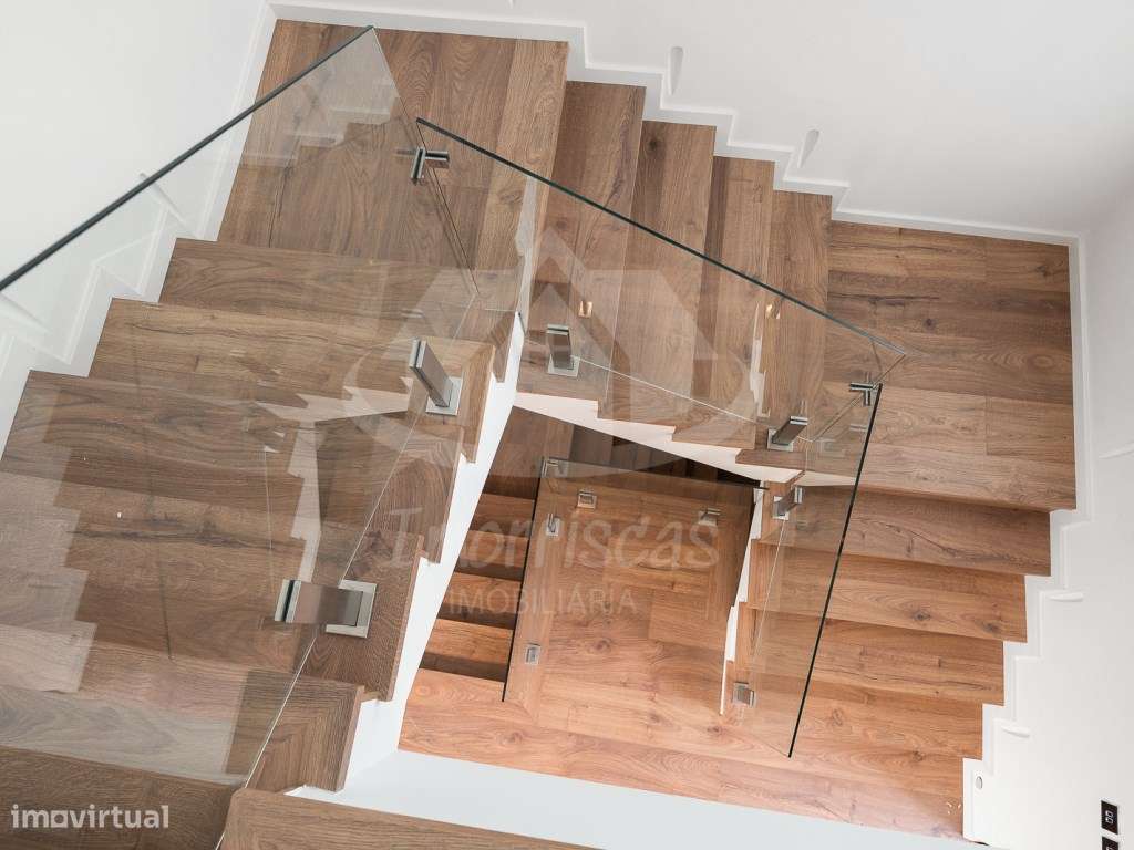 Moradia T4 com piscina e vista panorâmica em São João da Talha-15