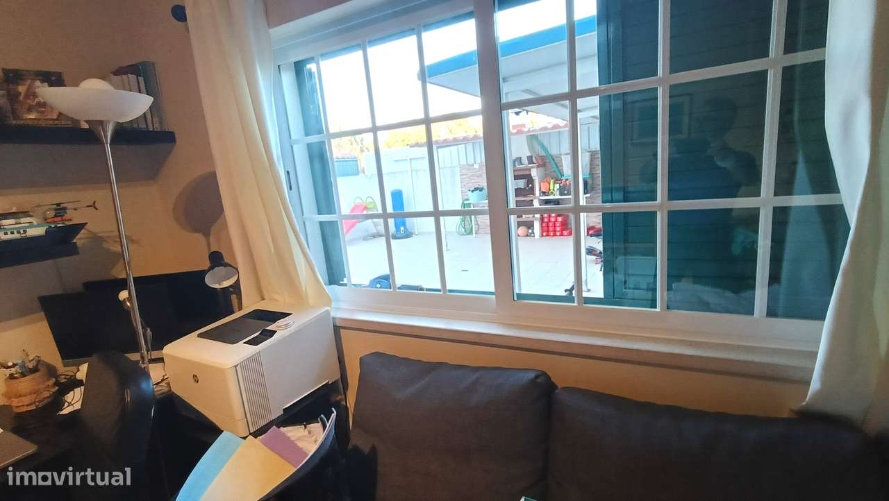 Moradia T3 em banda | 2 pisos e quintal, estimada | área  de 214m2-18