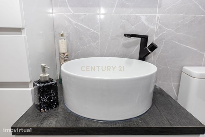 Apartamento T2 no Feijó totalmente remodelado-17