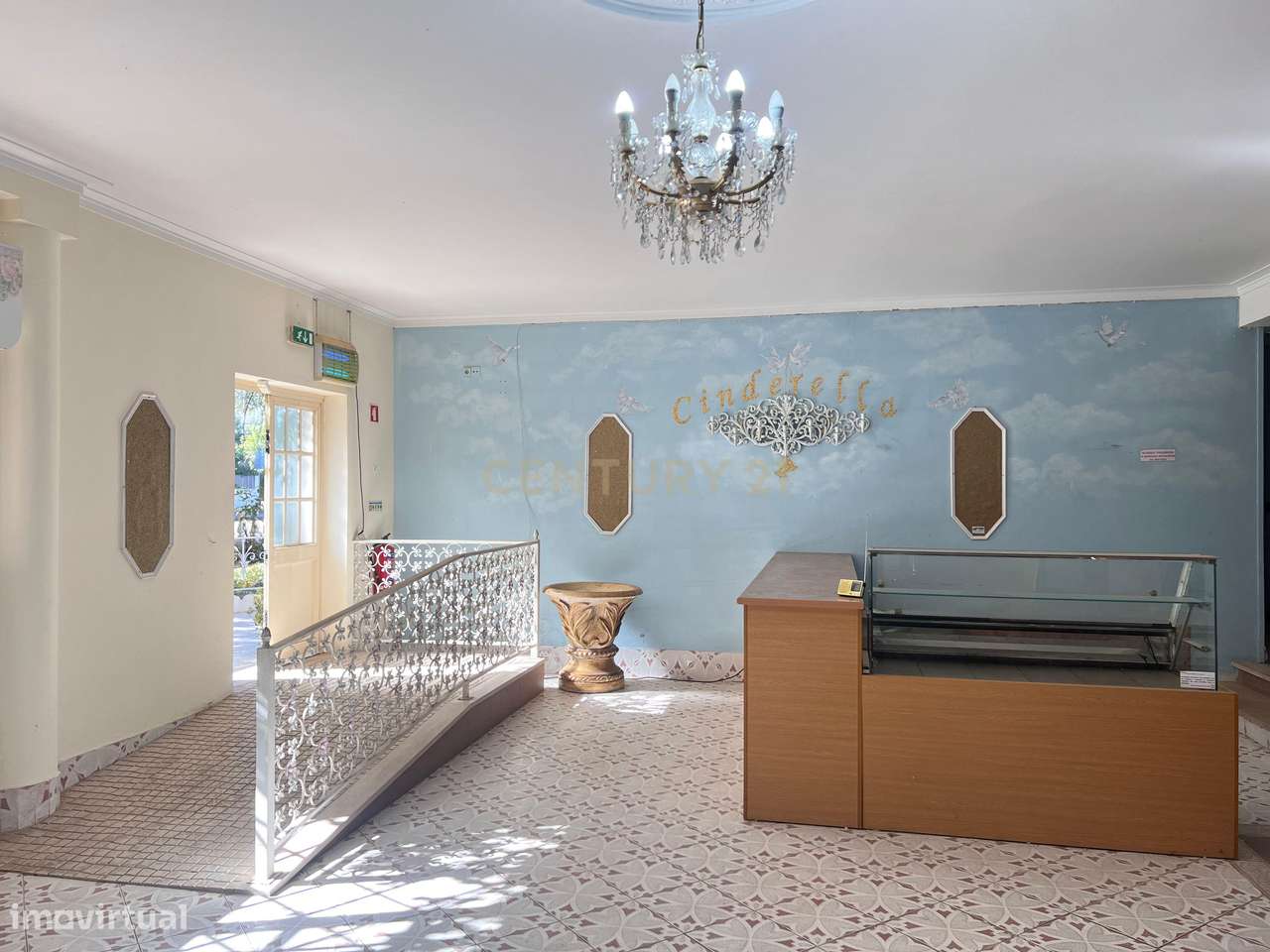 Prédio com AB 987m², terreno 1143m², T4 + T2, salão de eventos com 687 - Grande imagem: 5/60