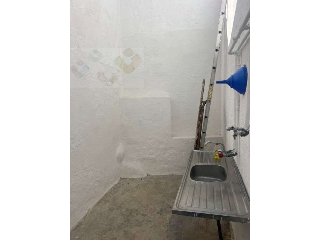 Moradia frente Monsanto, Excelente oportunidade, T2, por recuperar!-11