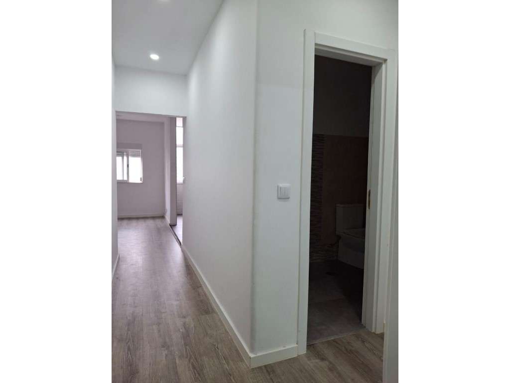 APARTAMENTO T1+1 NA RUA 26 DE JANEIRO - BAIXA DA BANHEIRA-7