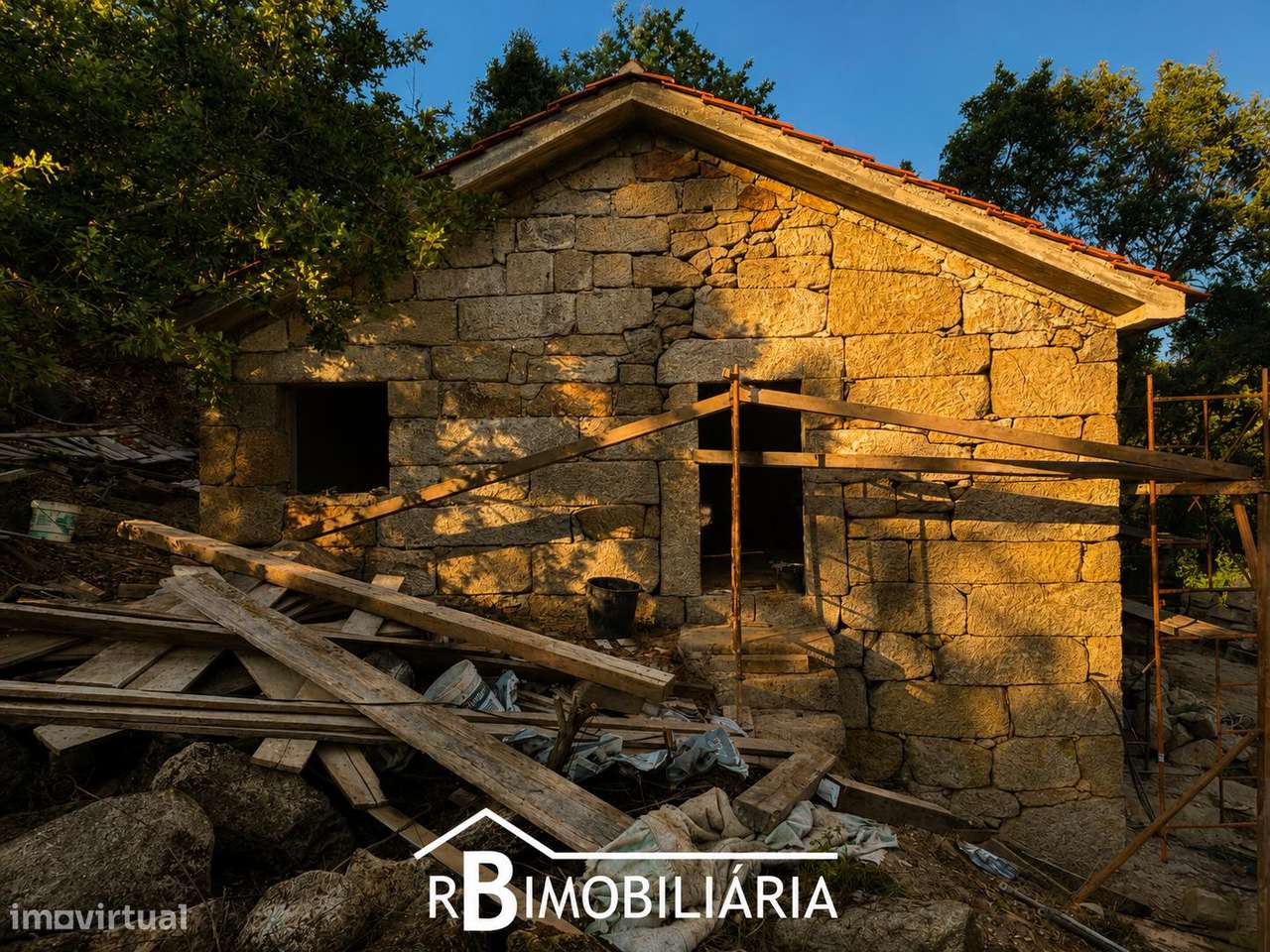 Moradia V2 em Pedra com Vista sobre a Albufeira de Ribeiradio – Sejães-7