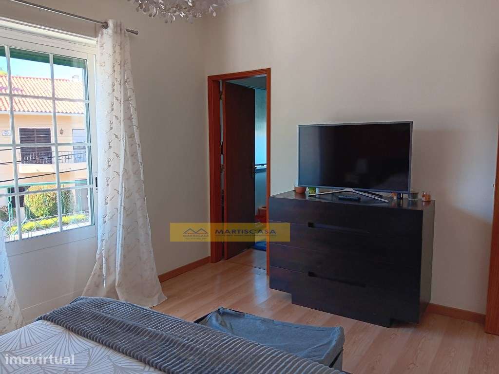 Moradia T4 totalmente remodelada, garagem, sotão e espaço exterior,...-36