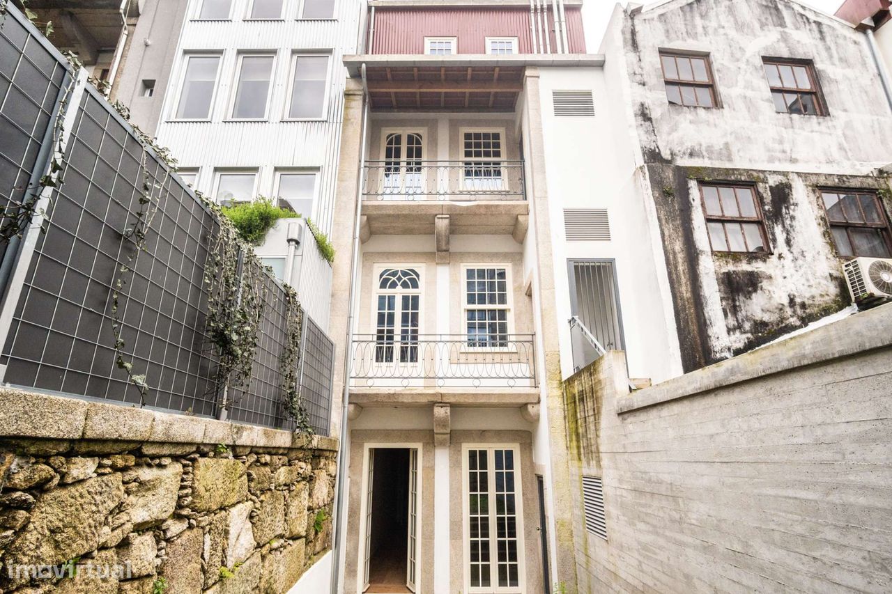 Apartamento T2 duplex com varanda na Baixa do Porto