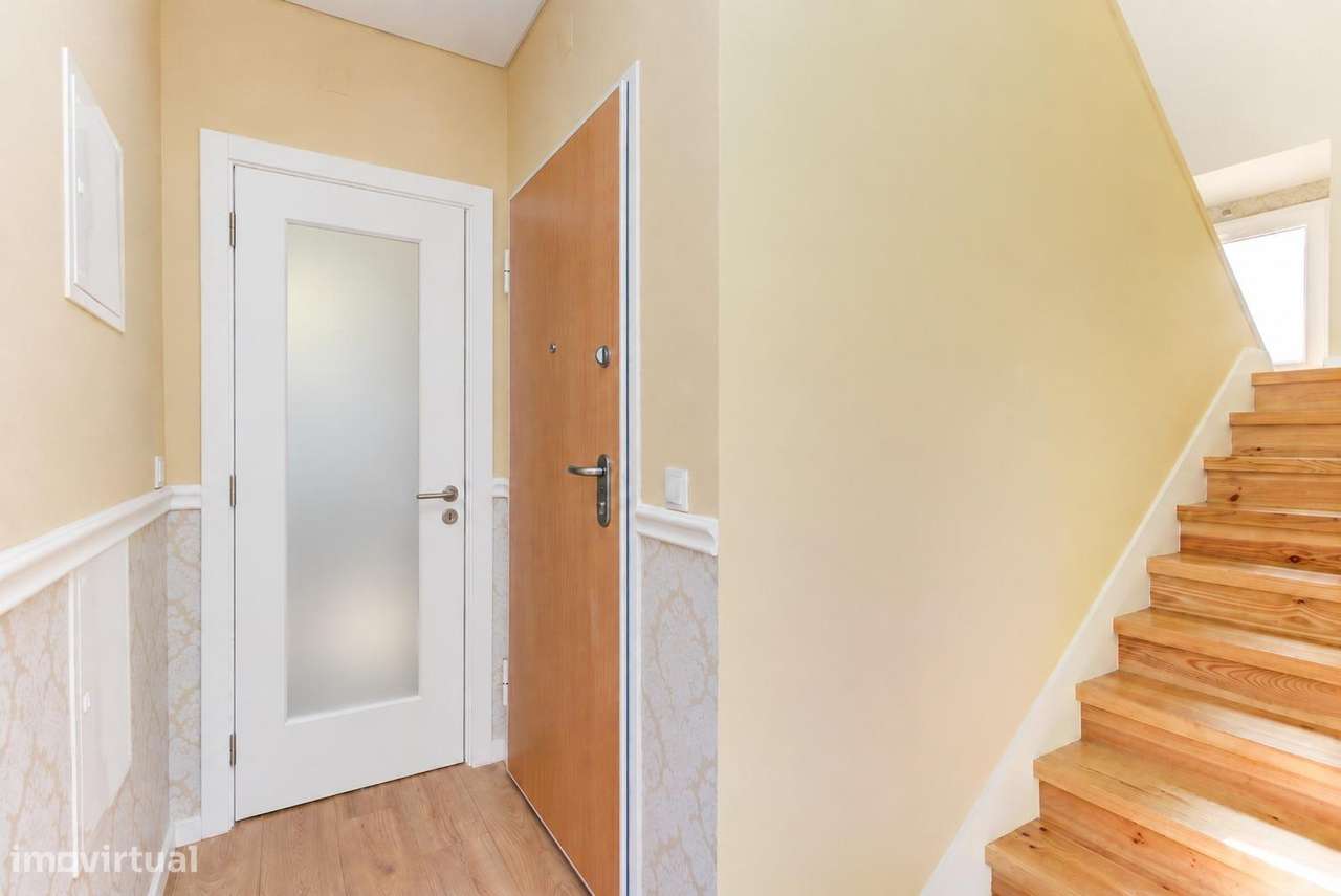 Apartamento T2 Duplex com 140m2, em Massamá-1