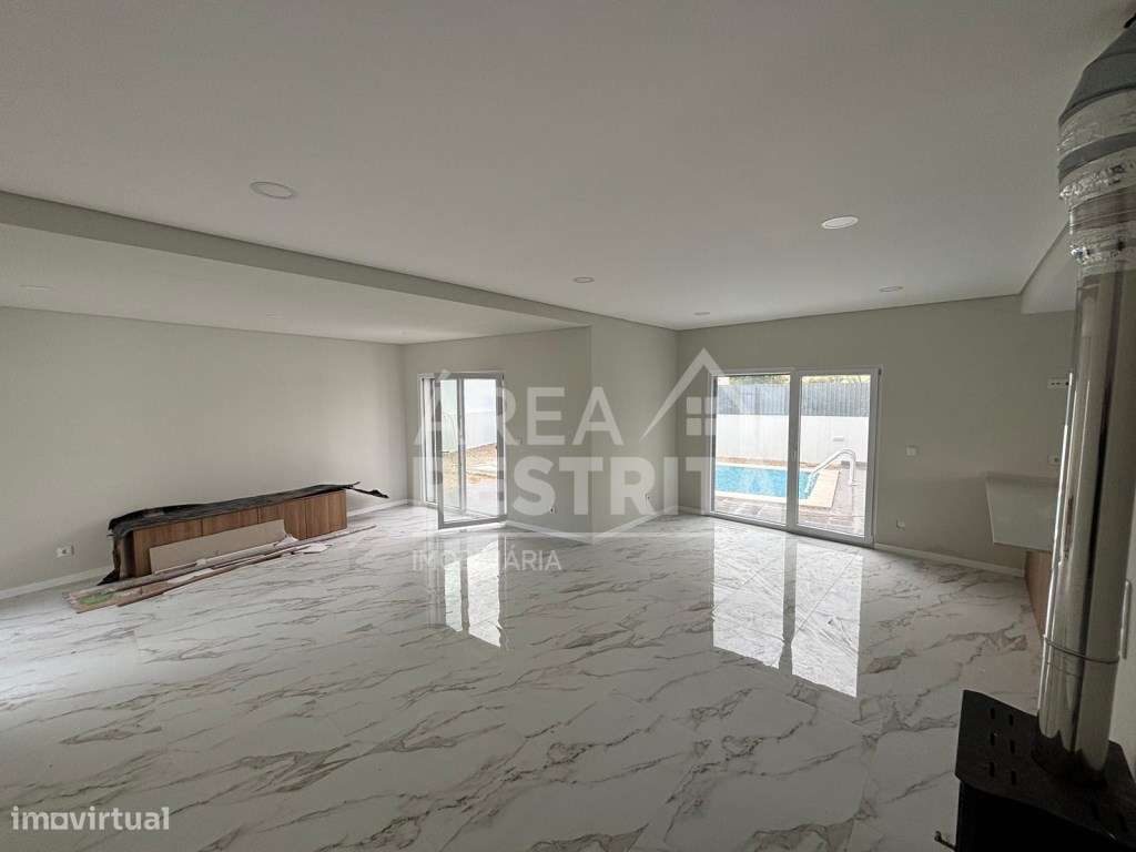 Moradia T5 Isolada com piscina Nova em Azeitão - Grande imagem: 3/26