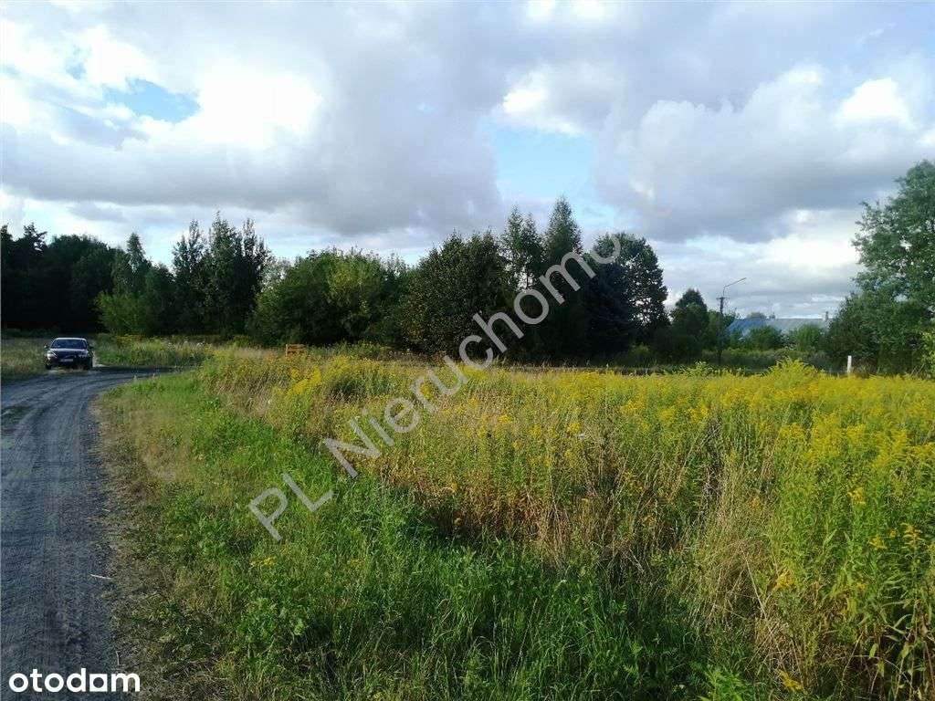 Nieduża działka budowlana na uboczu-0
