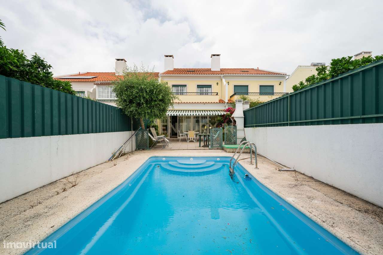 Moradia, com 5 quartos, em Pinheiros de Azeitão, Setúbal - garagem e p-13