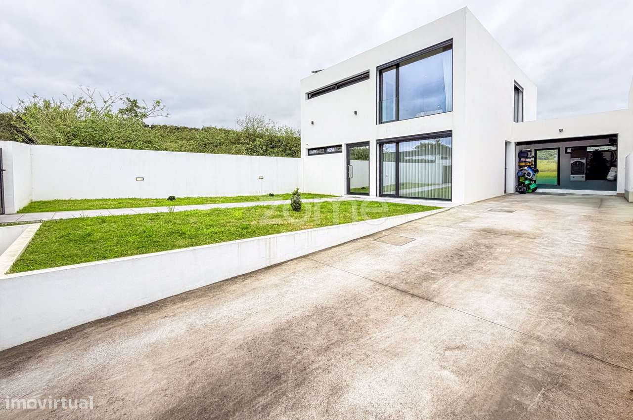 Moradia T4 Premium com jardim e garagem na Lagoa - Grande imagem: 2/36