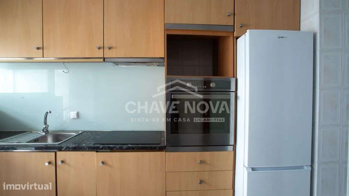 Apartamento T2 com varanda e garagem em Gaia-14