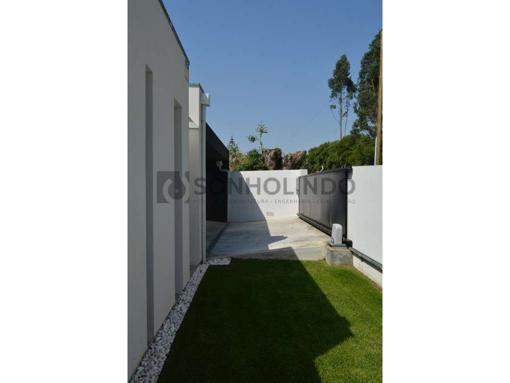 Moradia térrea de 4 frentes, inserida em lote de 700m2, ano de cons...-20