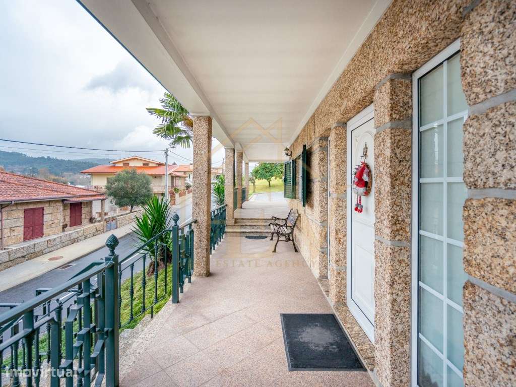 Moradia T4 em Aldão-6