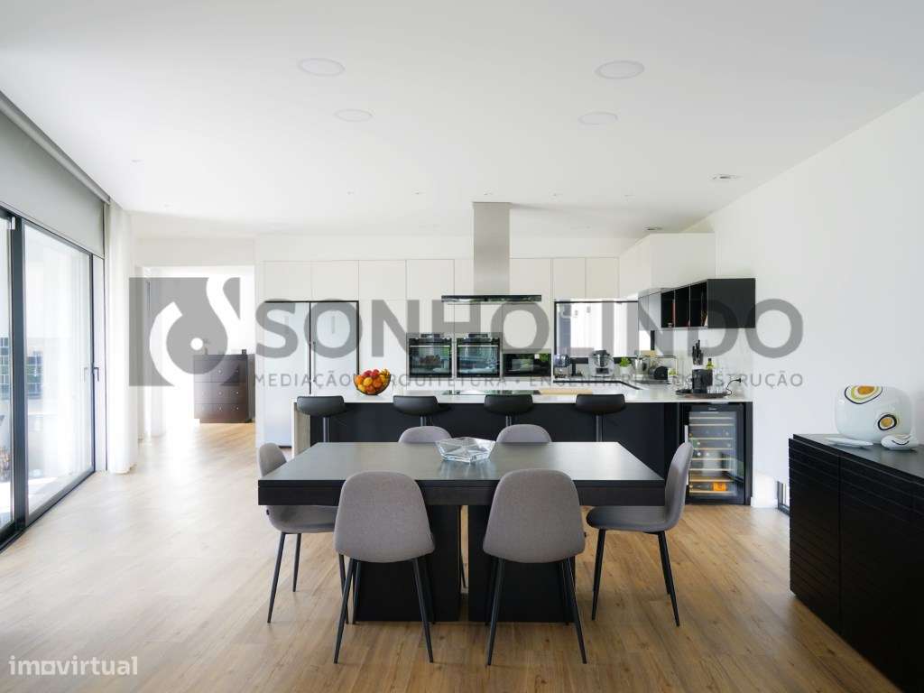 Moradia térrea de 4 frentes, inserida em lote de 700m2, ano de cons... - Grande imagem: 4/28