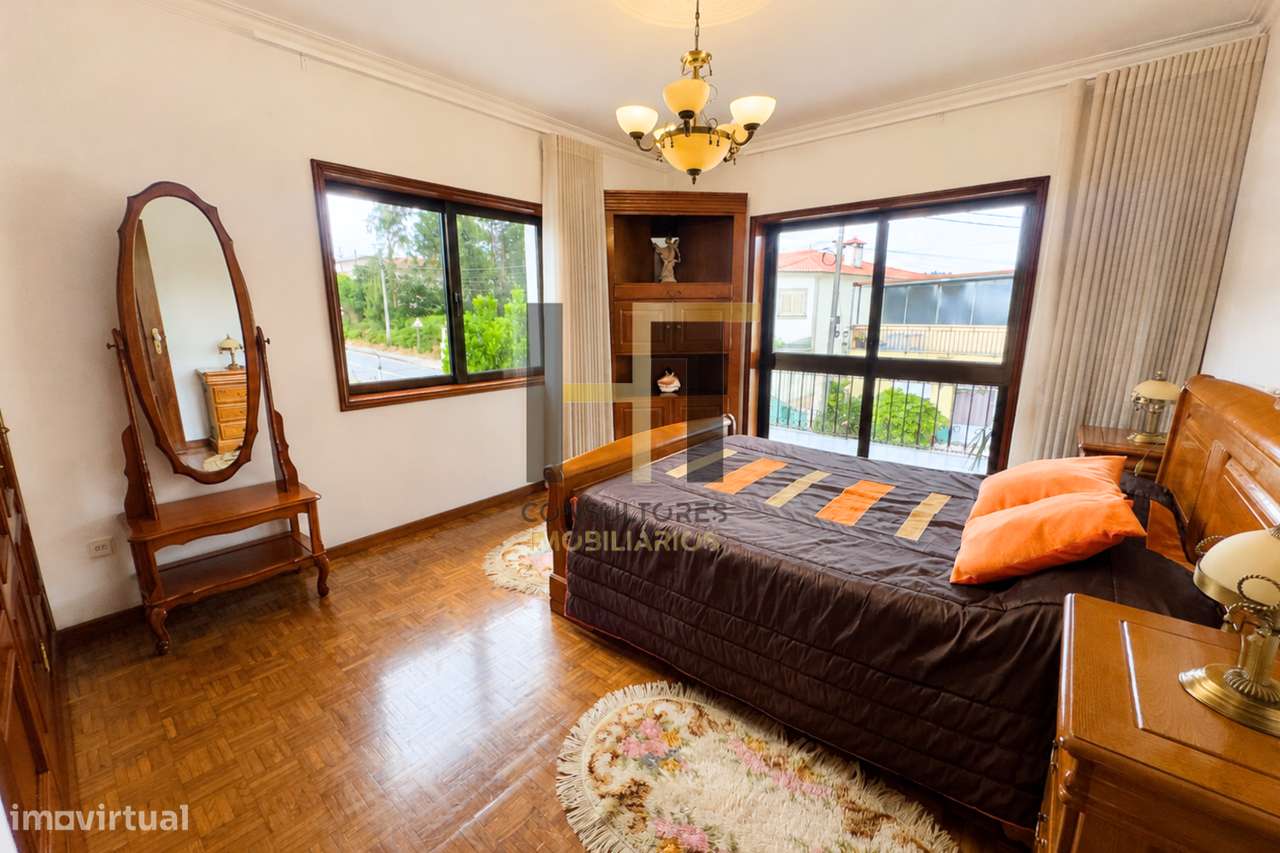 Moradia T4 em Lousada | 312m², 542m² de Terreno e Garagem para 3 Car-6