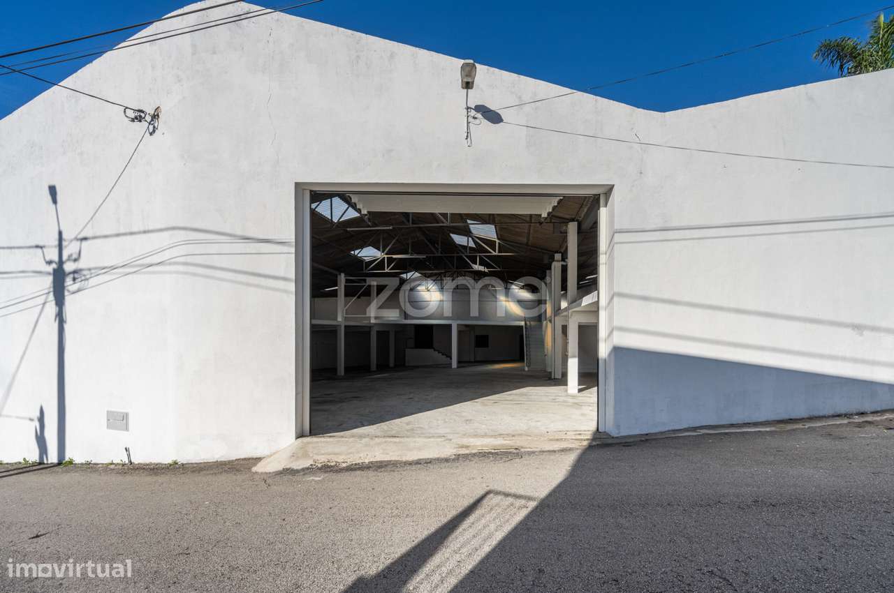 Armazém junto à A41 em Mozelos, Santa Maria da Feira - Grande imagem: 4/31