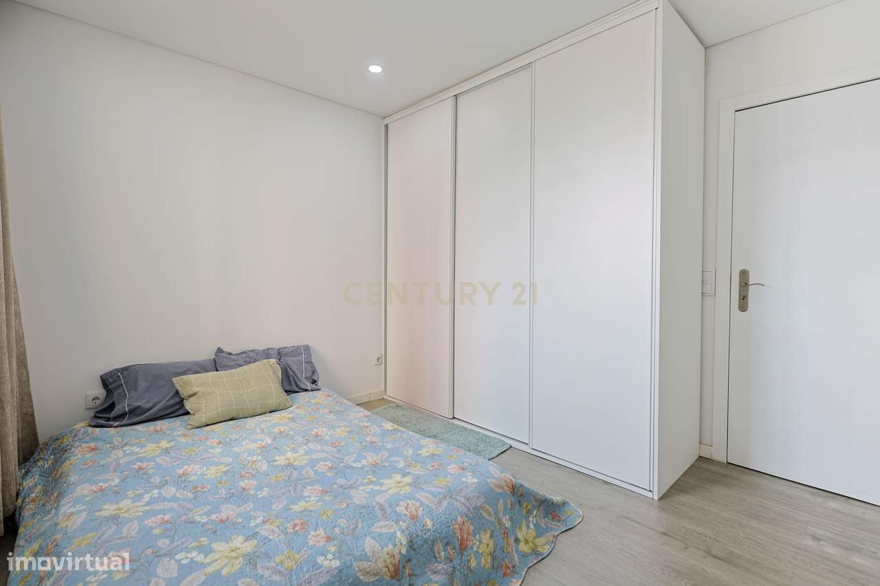 Apartamento T2 Renovado em Corroios, Seixal-11