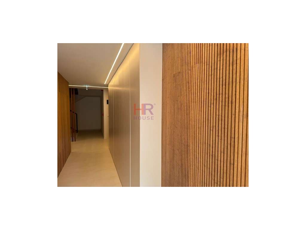 Vende-se T2 com suite, quarto e wc de apoio com aparcamento privati...-5