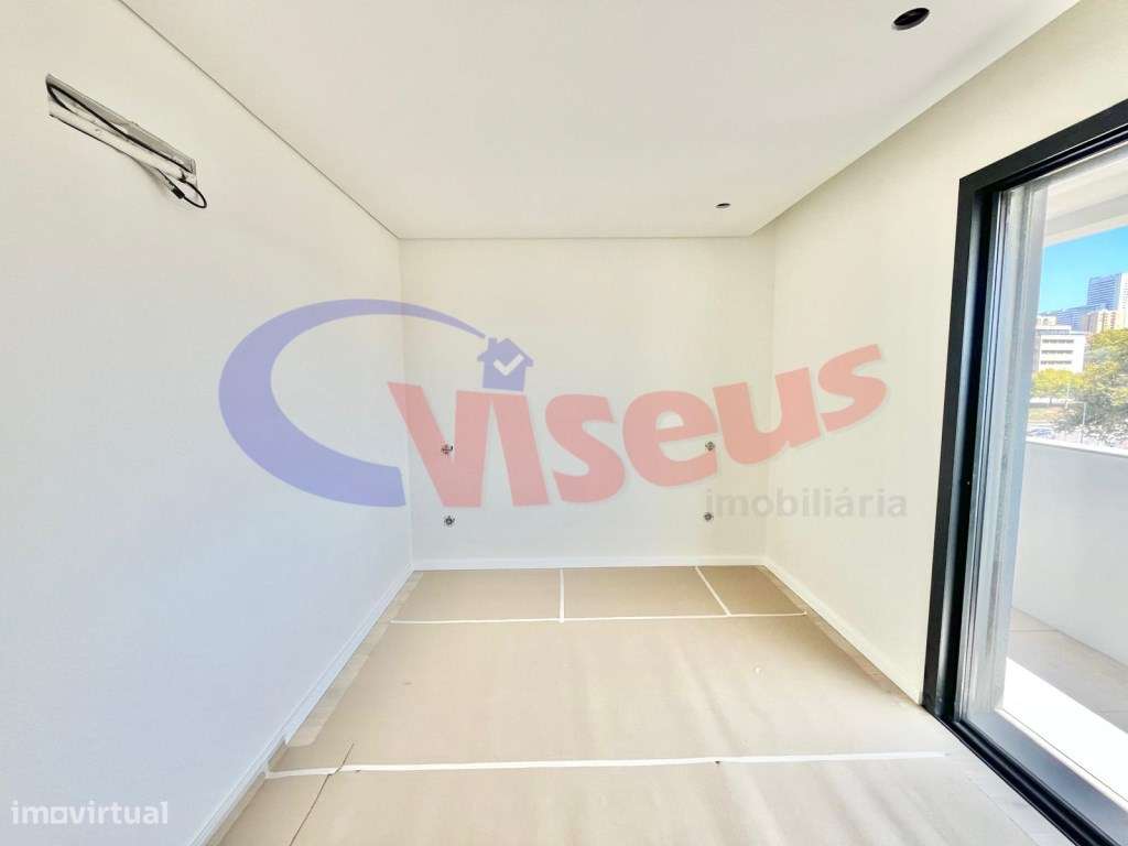 Apartamento T3 Penthouse Coimbrões-32