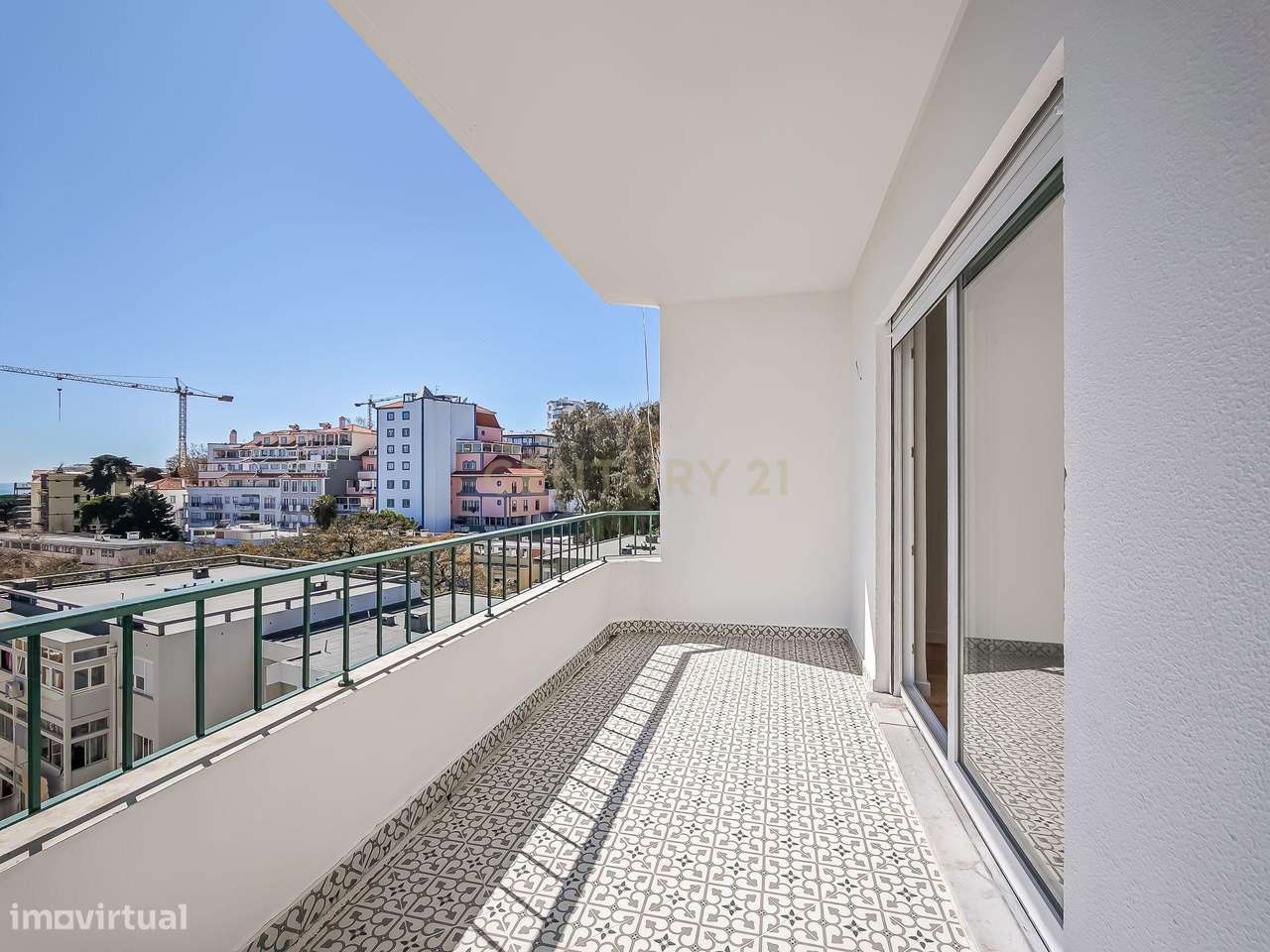 Viver no Estoril: T2 Renovado com Vista Mar, a 5 min a pé da Praia e d-8