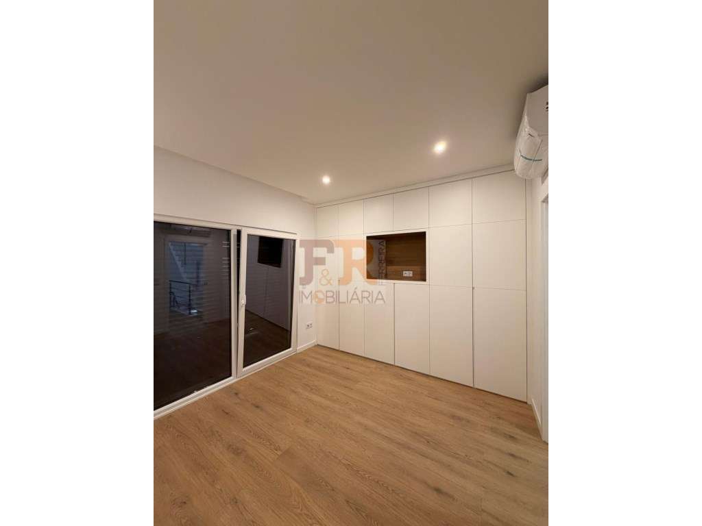 Moradia Geminada Gaveto T3 com Garagem Quinta do Conde-39