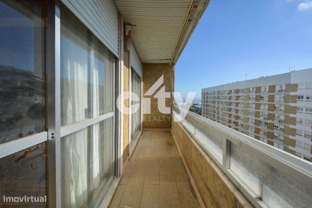 Apartamento T3 para remodelar situado na prestigiada Urbanização da Po-11