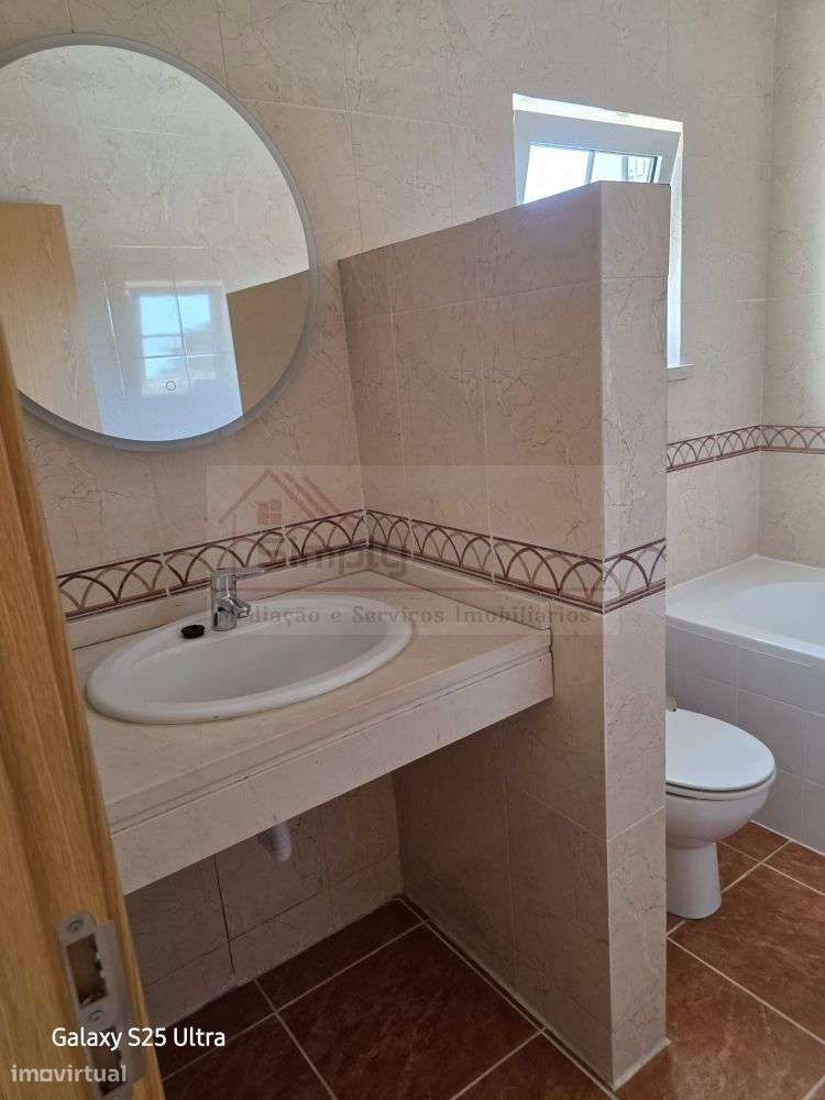 Moradia T4 com piscina e 900 m² de terreno na Quinta da Serralheira,-42