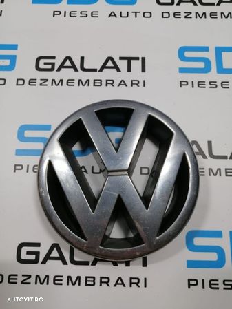 Sigla Emblema de pe Grila Bara Spoiler Fata Volkswagen Passat B5 1997 - 2001 Cod 3B0853601 3B0853601A - 1
