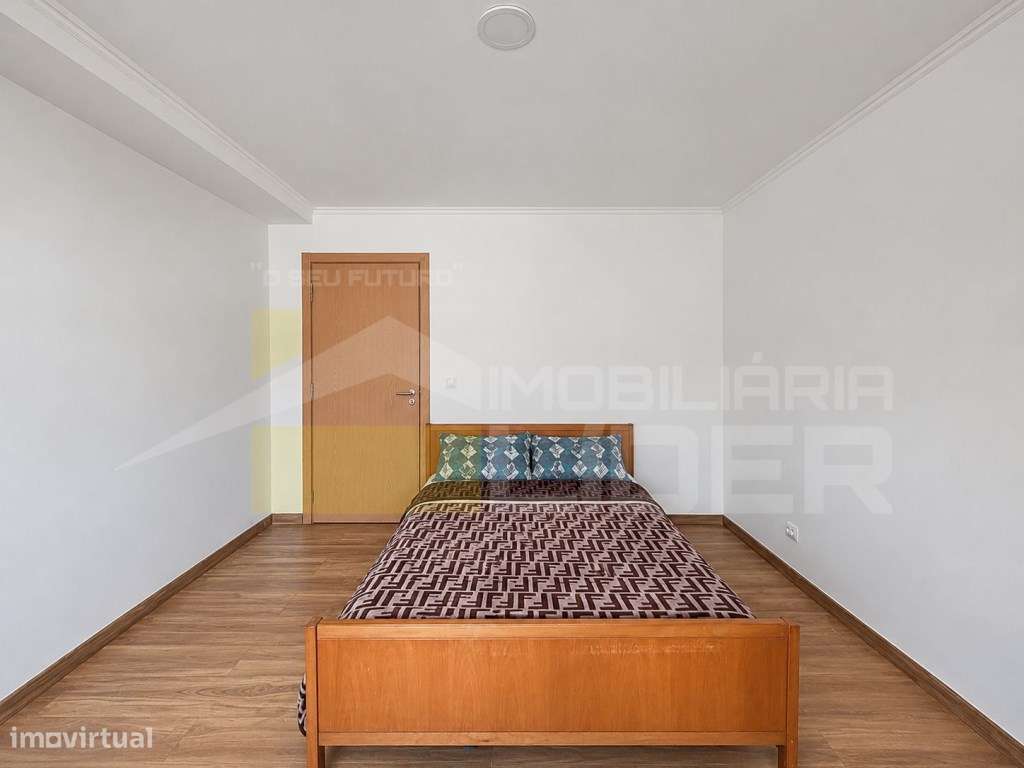 Oferta de Verão oferecemos a escritura 
Apartamento T2 remodelado ...-16