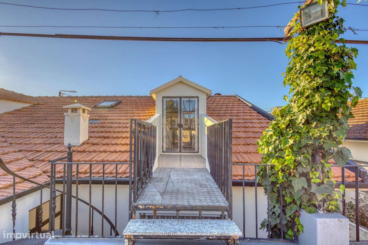 Moradia T3 com 4 frentes e garagem junto a igreja da Santa Rita-23