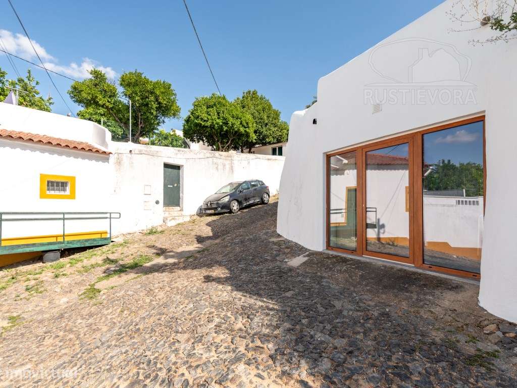 Entre o Castelo e a História | Moradia T2 com Jardim e Garagem no C...-28